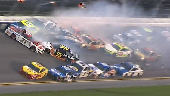 The Big One with 10 laps to go in the 2019 Daytona 500 collected 21 cars / Headline Surfer