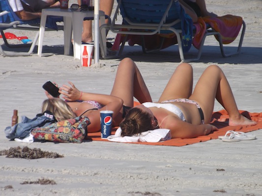 Beachgoers enjoy the World's Most Famous Beach in Daytona / Headline Surfer®
