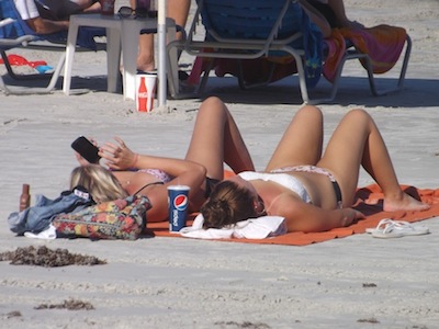 Sunbathers on Daytona Beach trends on internet / Headline Surfer®