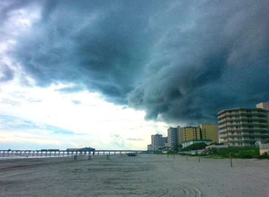 torm cloud hover over a deerted Daytona Beach on Thursday / Headline Surfer®