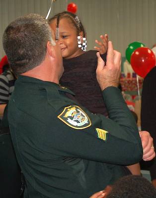 Sheriff's deputies give kids a Christmas /in DeLand, Fla. /  Headline Surfer®