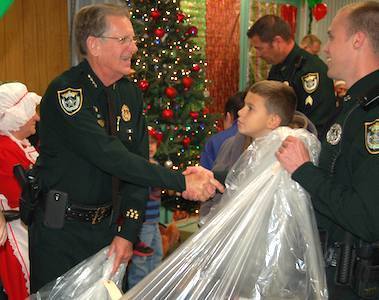 Volusia County Sheriff Ben Johnson & his deputies share Christmas with kids in DeLand, FL / Headline Surfer®