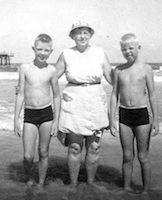 Allman brrothers, Gregg & Duane, in Daytona on the beach as kids (Pinterest) / Headline Surfer