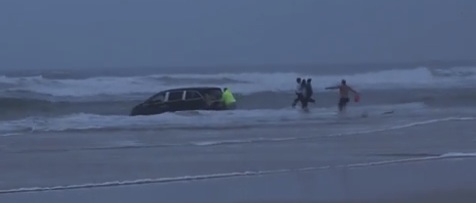 Two kids rescued from van in Daytona surf / Headline Surfer®