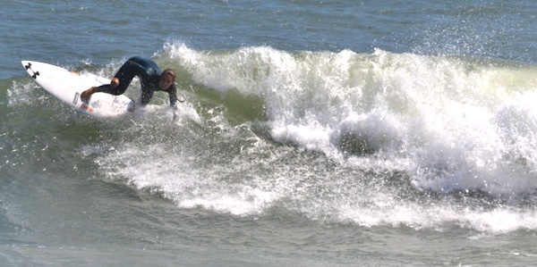 Teen gal rides waves in New Smyrna Beach despite sharks/ Headline Surfer®