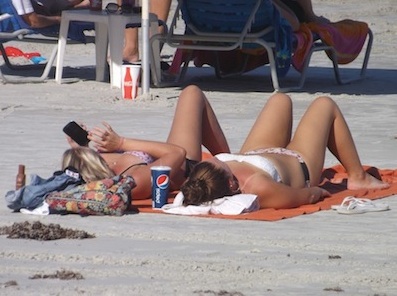 Sunbathers in Daytona / Headline Surfer®
