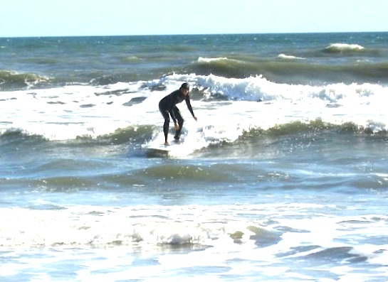 Lyda Longa is an avid surfer / Headline Surfer