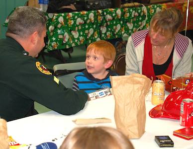 Volusia County Sheriff's deputies share Christmas with kids in DeLand, FL / Headline Surfer®