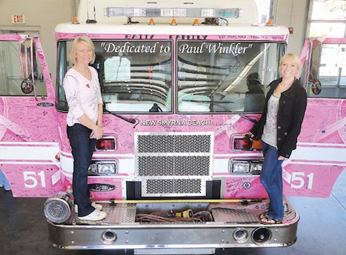 Sandy Winkler and daughter stand on fire truck named after late husband, who died of cancer / Headline Surfer®