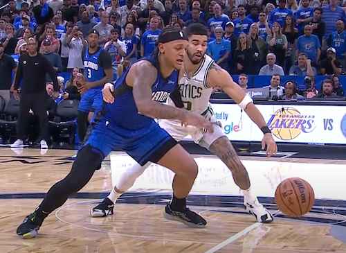 Banchero & Tatum scramble for the ball / Headline Surfer