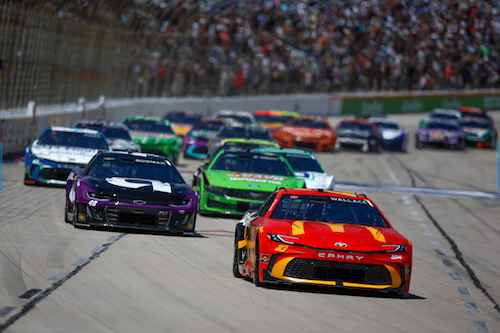 Bubba Wallace out front in the Texas Motor Speedway race / Headline Surfer